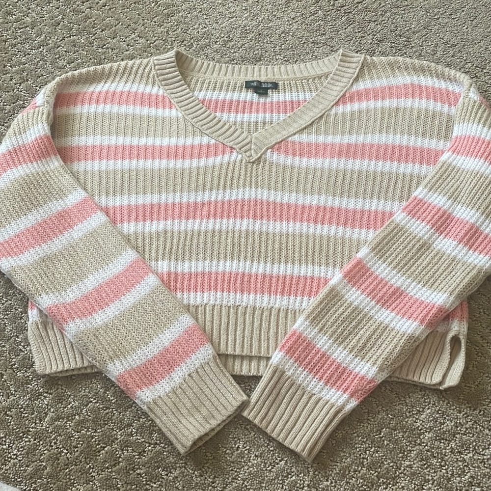 A oversized short sweater